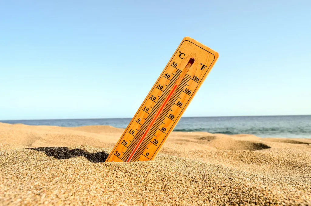 deniz kum hava derecesini gösteren termometre